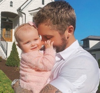 Brett Young mit seiner neugeborenen Tochter