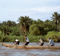 Menschen auf dem Kongo-Fluss (Bild: Haus der Kulturen der Welt)