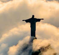 Jesus-Statue in den Wolken