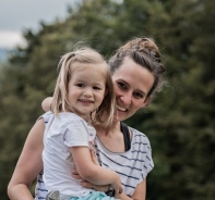 Nadine Maag mit ihrer Tochter