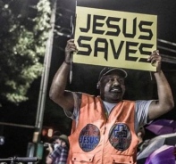 Sam Bethea aus Charlotte mit seinem Jesus-Saves-Plakat