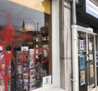 Christlicher Buchladen in Lyon mit Graffiti beschmutzt