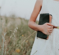 Frau mit Bibel