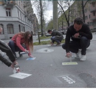 Mit der THE FOUR-Schablone die vier Symbole auf den Boden sprayen