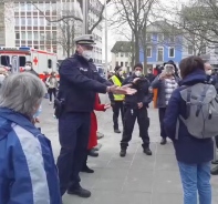 Der Polizist Thomas Lebkcher erklrt den Menschen der Demonstration, wie Jesus gehandelt htte.