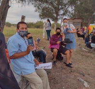 Die Gideons in Mexico verteilen Neue Testamente.