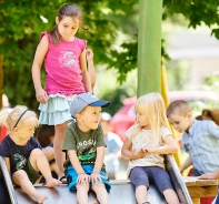 Kinder auf dem Spielplatz der Kirchgemeinde Lyss