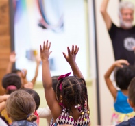 Kinder in einer Kirche