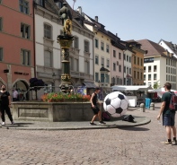 Beim Spiel mit dem berdimensionalen Ball mit Passanten