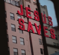 Jesus Saves-Leuchtschrift 