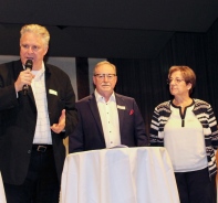 Martin Brhlmann (links) mit Heinz und Ruth Hertig beim Erffnungsfest in Mnsingen