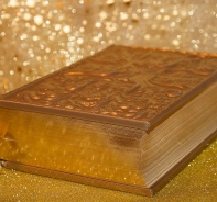 Eine goldene Bibel