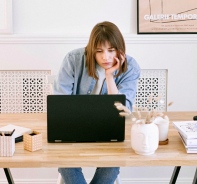 Gelangweilte Frau am Computer