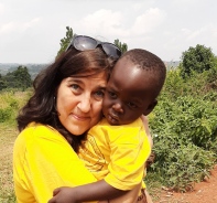 Susanne Frey mit einem Kind in Uganda 