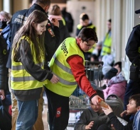 Freiwillige helfen ukrainischen Flchtlingen an der polnischen Grenze