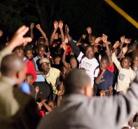 Menschen in Afrika schauen den Jesusfilm