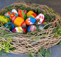 Dornenkrone oder Osternest? Ein Kunstwerk zu Ostern vor dem Gemeindehaus Steffisburg