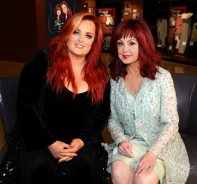 Country-Duo The Judds, bestehend aus Naomi (rechts) und Wynonna (links) Judd