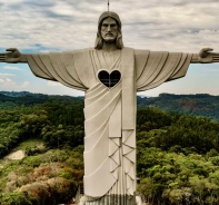 Christus-Statue mit Herz in Encanto