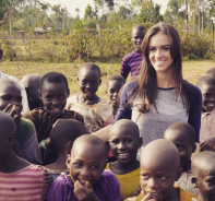 Britnie Turner mit Waisenkindern in Afrika