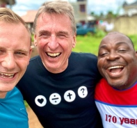 Werner Nachtigal (mittig) mit Joshua Blahyi (rechts) in Liberia