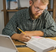 Mann liest in der Bibel