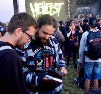 Das Team von Metal Missionverteilt Bibeln am Hellfest 2022