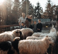 Stephan Maag mit seiner Familie und seiner Schafherde