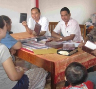 Christen in Laos erhalten Bibeln