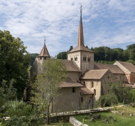 Abtei Romainmtier im Grnen